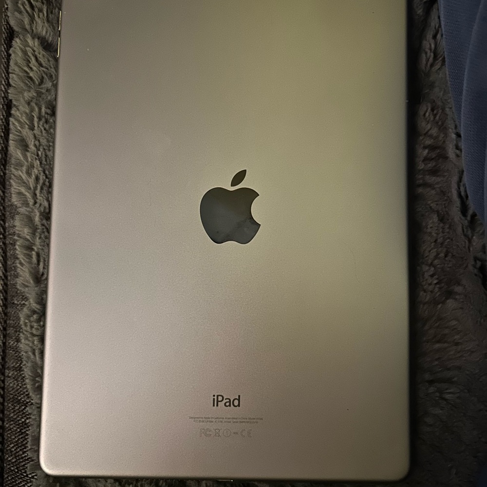 Space Gray iPad Air 2 64GB - Picture 2 of 9